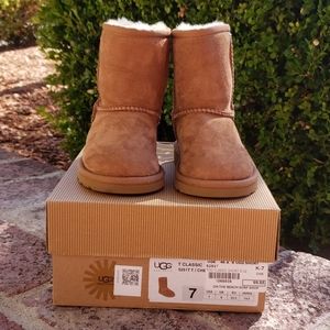Toddler short uggs size 7